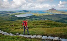 Une randonneuse dans le Connemara - Hiking in Connemara - © panimo