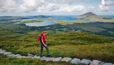 Une randonneuse dans le Connemara - Hiking in Connemara - © panimo