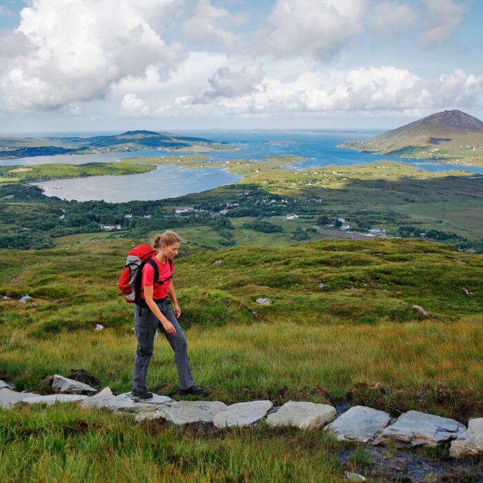 Une randonneuse dans le Connemara - Hiking in Connemara - © panimo