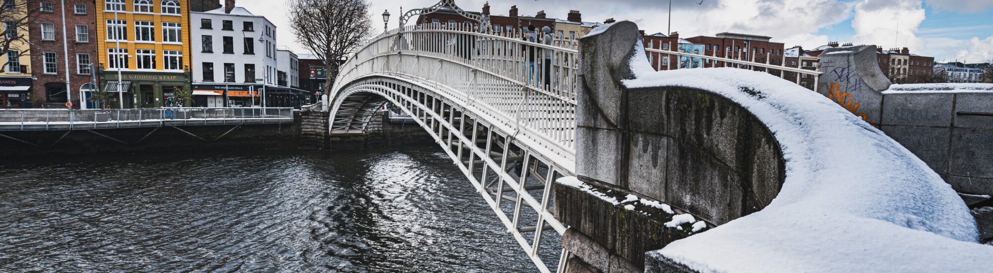 De la neige à Dublin - © Roberto

Dramatic view of the Ha ' Penny Bridge covered by snow against dense clouds. The Irish pedestrian overpass across the River Liffey provides a sense of community