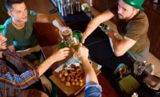 Des amis célébrant la Saint Patrick au pub – seventyfourimages