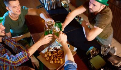 Des amis célébrant la Saint Patrick au pub – seventyfourimages