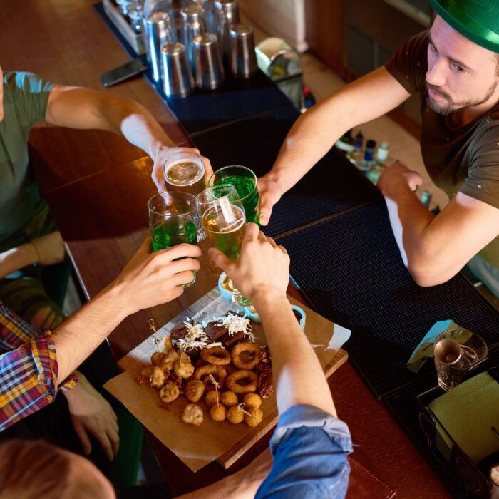 Des amis célébrant la Saint Patrick au pub – seventyfourimages