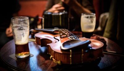 Un fiddle dans un irish pub © dermot