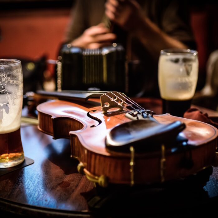 Un fiddle dans un irish pub © dermot