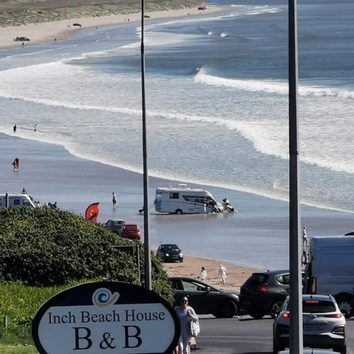 Un Camping-car victime de la marée sur Inch Beach - Inch Beach House & Cottages