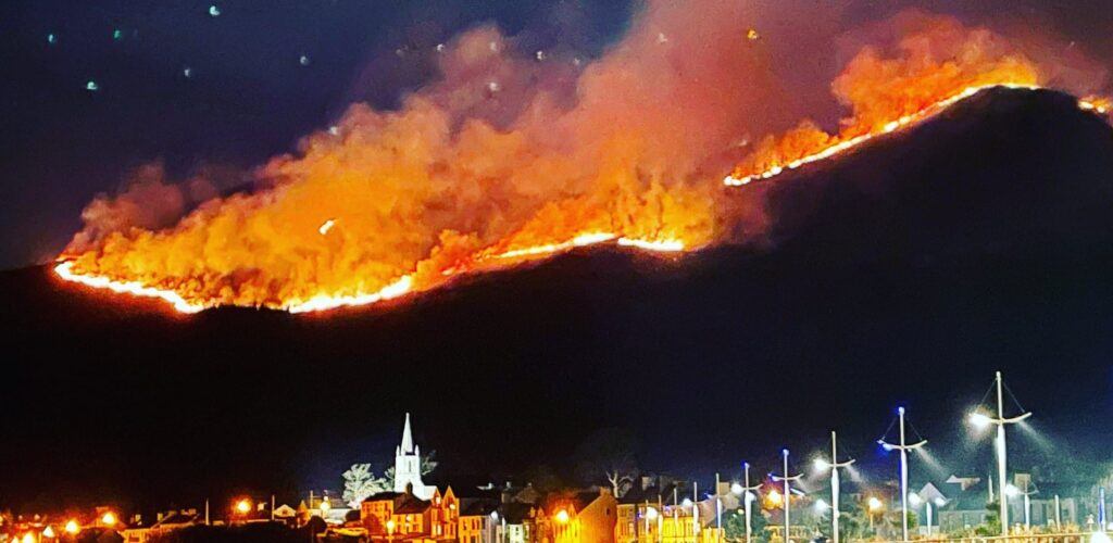 L'incendie dans les Mourne Mountains - Danny Lowry (Twitter)