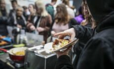 Une dégusttation de hot-dog vegan - http://www.irishveganfestival.com