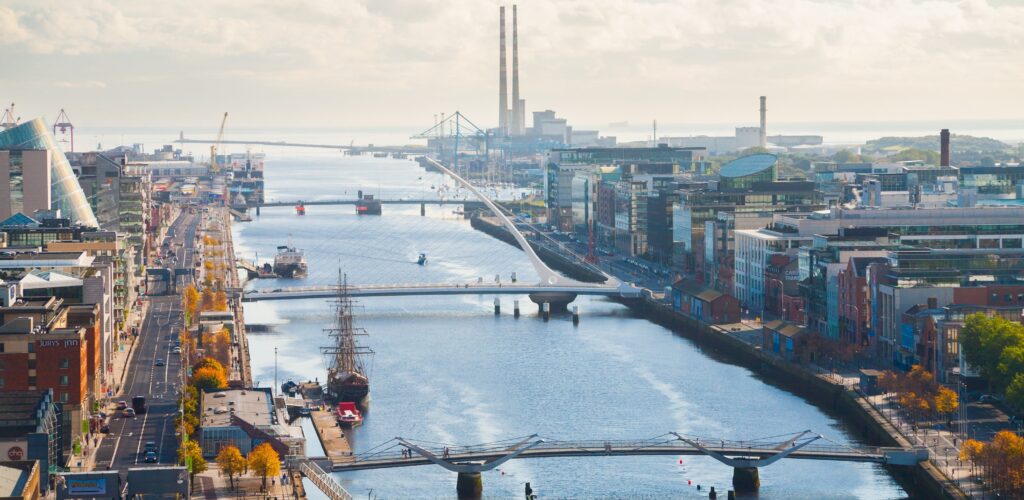 Vue aérienne du fleuve Liffey à Dublin - © SomethingIrish 