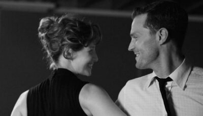 Scène du film Belfast avec Jamie Dornan et Caitriona Balfe