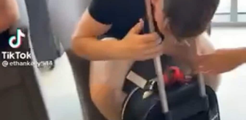 Buzz : un irlandais coince sa tête dans un bagage cabine avant le vol