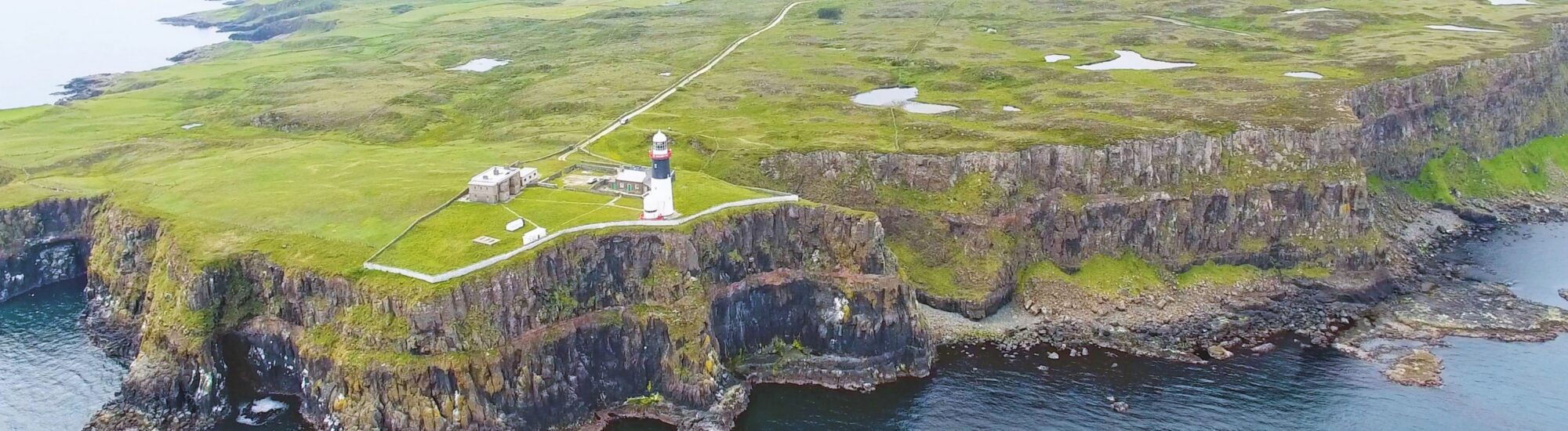 Rathlin Island et son phare est - © peter 