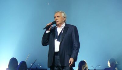 Michel Sardou, singing Les Lacs du Connemara on stage - Guy Delsaut - cc