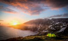 Un bivouac face aux falaises de Slieve League - © Uli