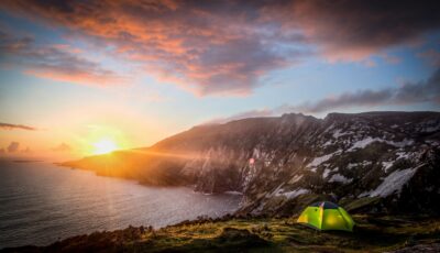 Un bivouac face aux falaises de Slieve League - © Uli