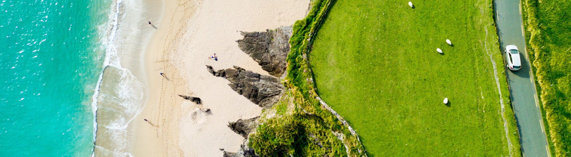 Vue aérienne de la Coumeenole beach - © Michael