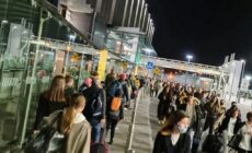 File d'attente pour la sécurité à l'aéroport de Dublin - @frielfree