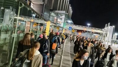 File d'attente pour la sécurité à l'aéroport de Dublin - @frielfree