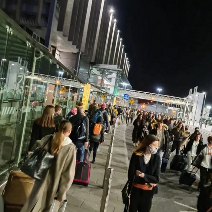 File d'attente pour la sécurité à l'aéroport de Dublin - @frielfree
