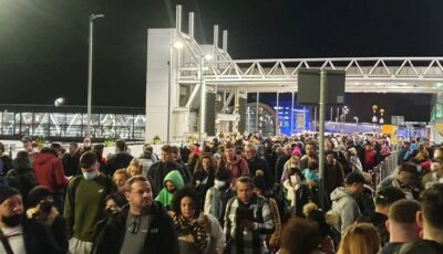 Queue interminable à l'aéroport de Dublin - @dog_n_dad - Instagram
