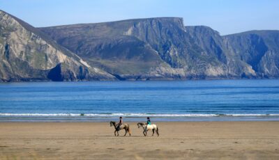 Une promenade à cheval sur une plage de Achill Island - © MichaelG