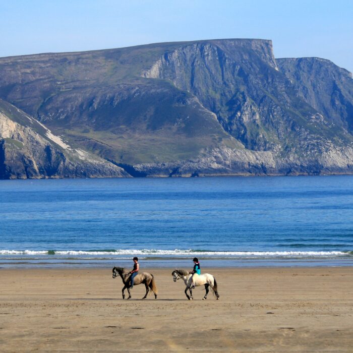 Une promenade à cheval sur une plage de Achill Island - © MichaelG