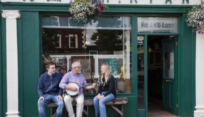 Une session de musique traditionnelle irlandais dans un irish pub, où Dirty Old Town est interprété - © Stephen Power - Tourism Ireland