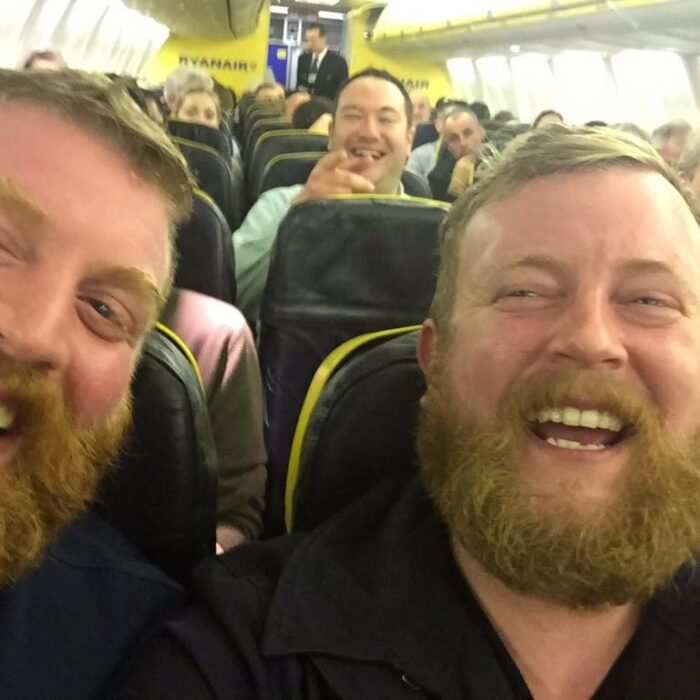 Deux sosies improbables se rencontrent à bord d'un vol Ryanair