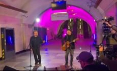 Bono et The Edge en concert dans une station de métro à Kiev