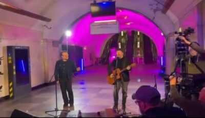 Bono et The Edge en concert dans une station de métro à Kiev