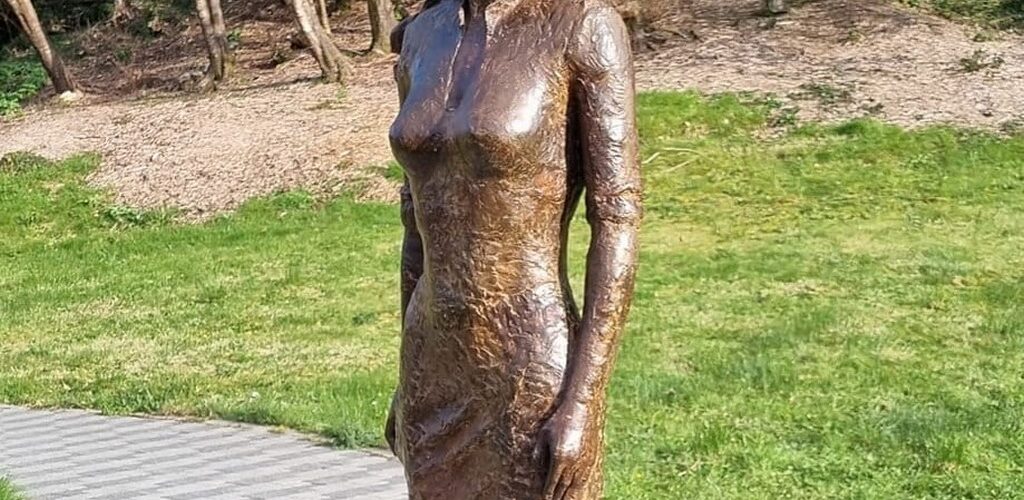 La scultpure de Maureen O'Hara à Glengarriff - Credit: Facebook / @visitglengarriff