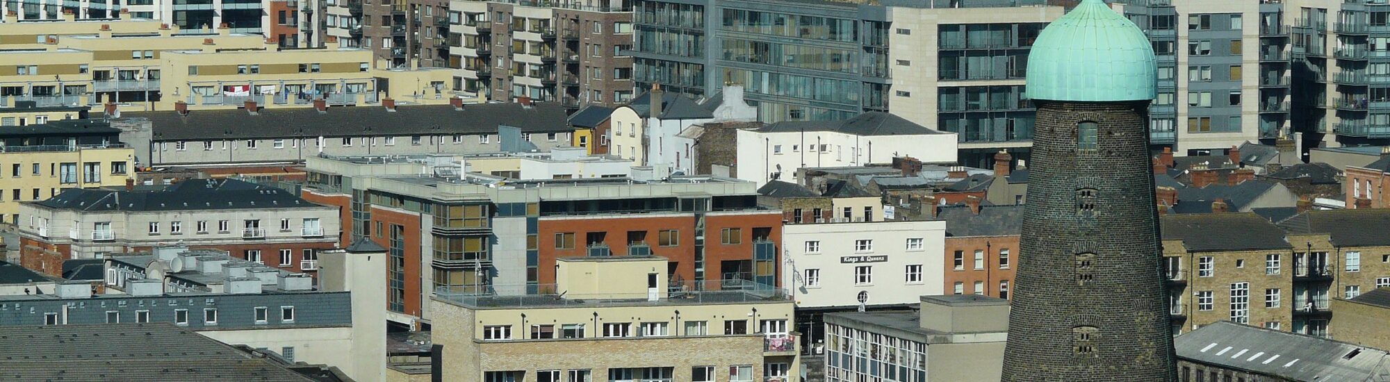 La St Patrick's Tower, vu du Gravity Bar du Guinness Srorehouse - Bkwillwm - cc