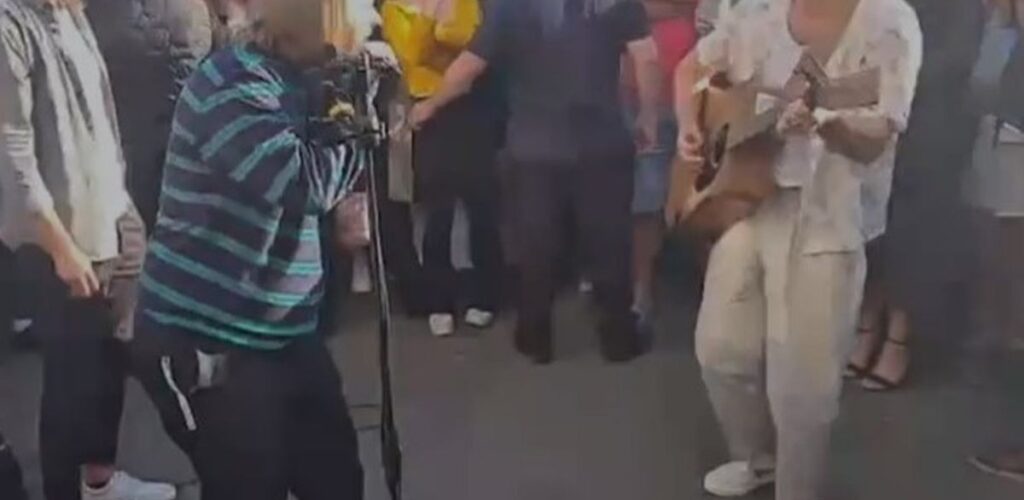 Niall Horan et Lewis Capaldi improvisent un concert gratuit en pleine rue de Dublin !