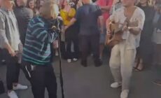 Niall Horan et Lewis Capaldi, chantant dans une rue de Dublin