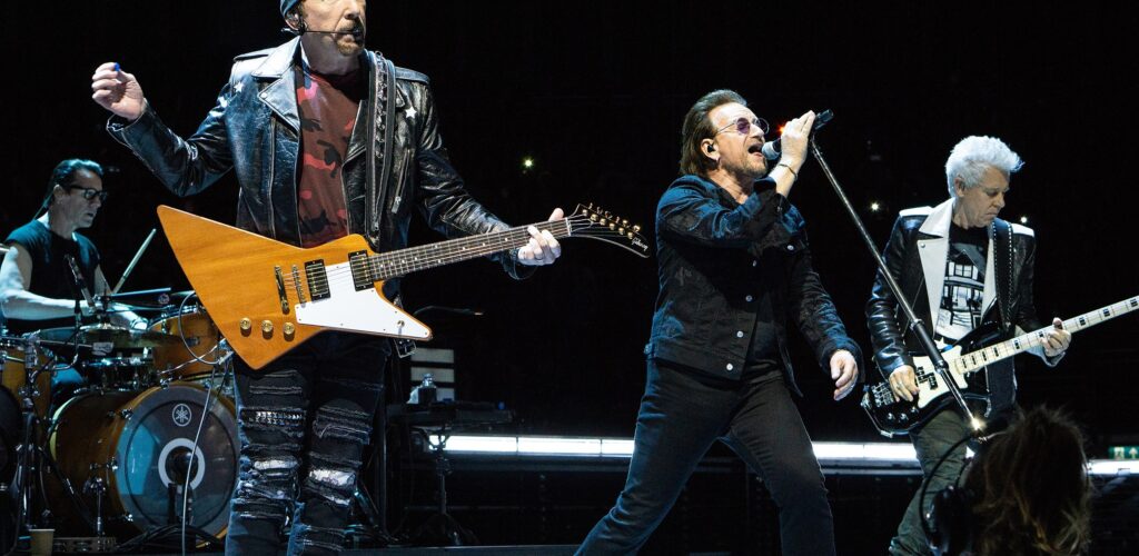 U2 en concert avec Bono et The Edge - Paul Jones - cc