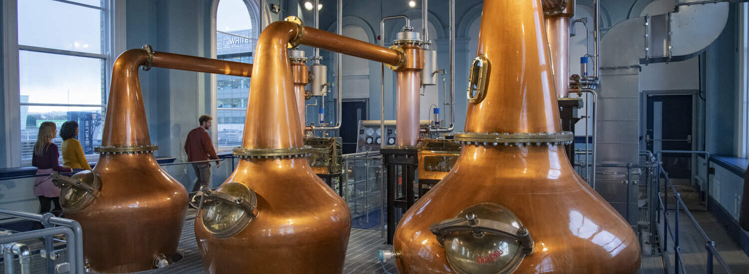 Les alambics en cuivre de Titanic Distillers - © Tourism Ireland. © Chris Hill Photographic