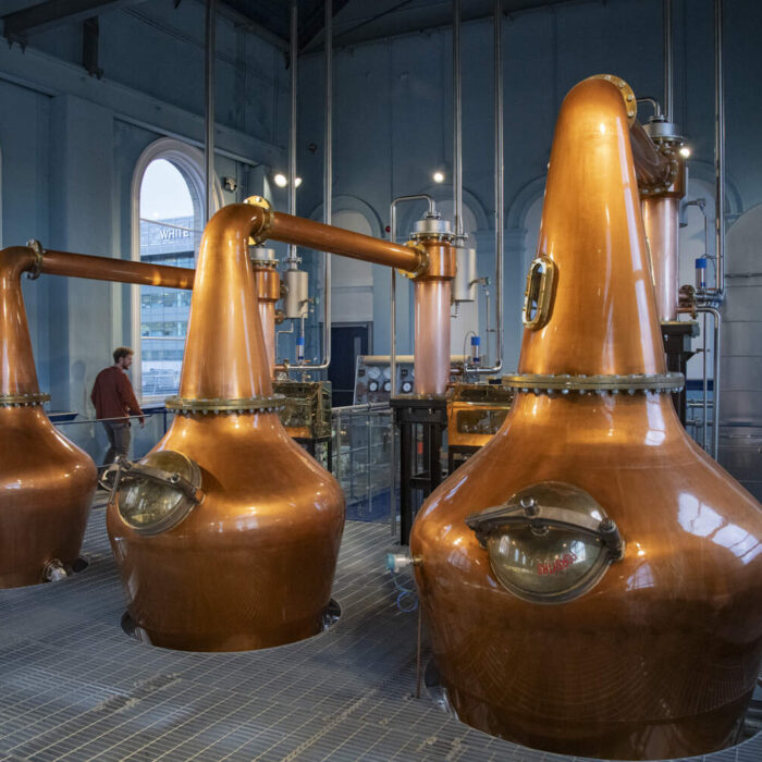 Les alambics en cuivre de Titanic Distillers - © Tourism Ireland. © Chris Hill Photographic