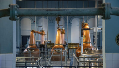 Les alambics en cuivre de Titanic Distillers - © Tourism Ireland. © Chris Hill Photographic