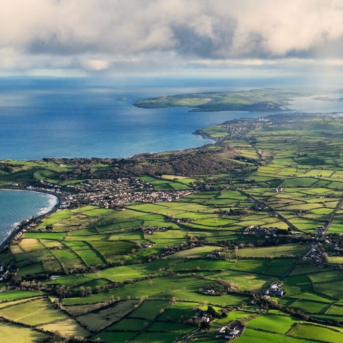 Vue aérienne de Ballygally en Irlande du Nord - © peter