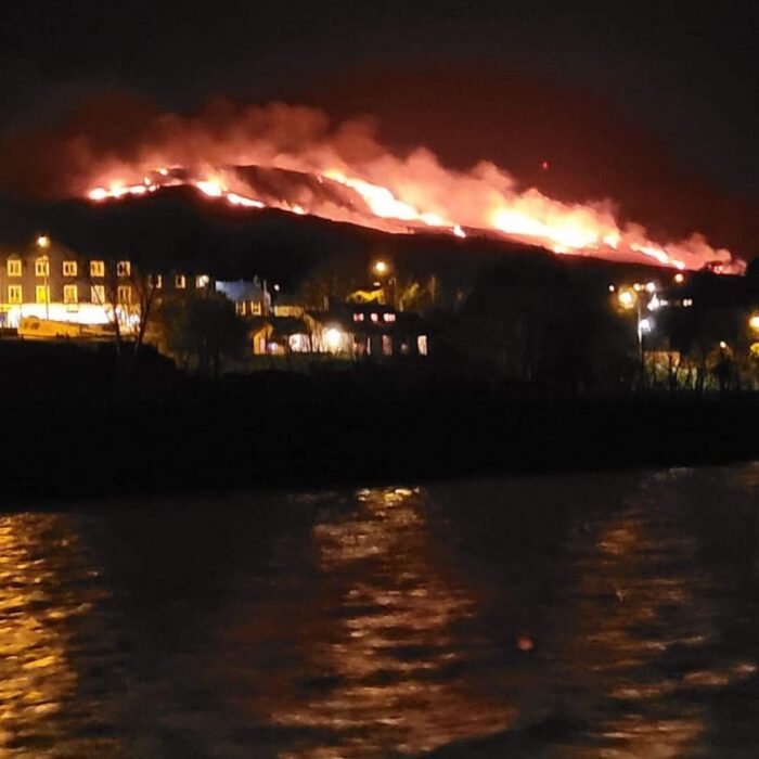 Mount Gabriel en flamme, près de Schull - Gavin O Callaghan - @gavinocal - TWITTER