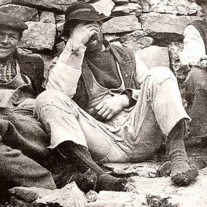 Un irlandais portant des pampooties - Domaine public