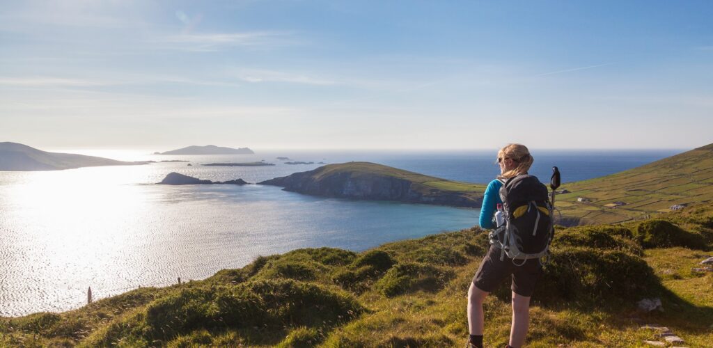 Une randonneuse en Irlande, du côté de Dingle - © senicer