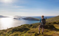 Une randonneuse en Irlande, du côté de Dingle - © senicer