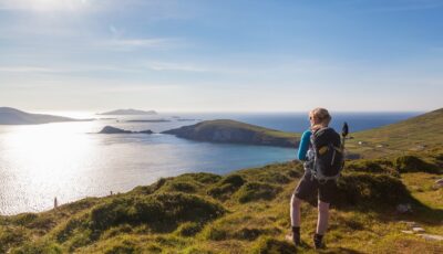 Une randonneuse en Irlande, du côté de Dingle - © senicer