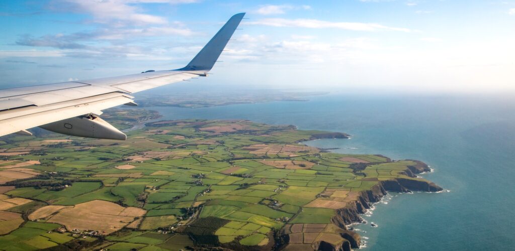 Un avion survolant l'Irlande - © Gabriel Cassan 