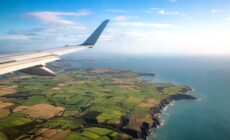 Un avion survolant l'Irlande - © Gabriel Cassan