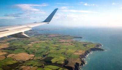 Un avion survolant l'Irlande - © Gabriel Cassan