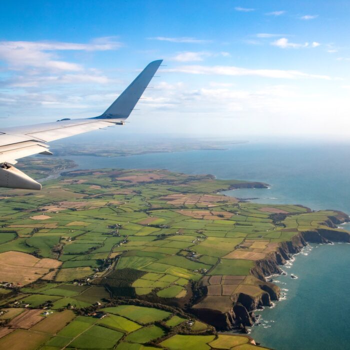 Un avion survolant l'Irlande - © Gabriel Cassan