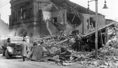 La ville est détruite suite au Blitz de Belfast