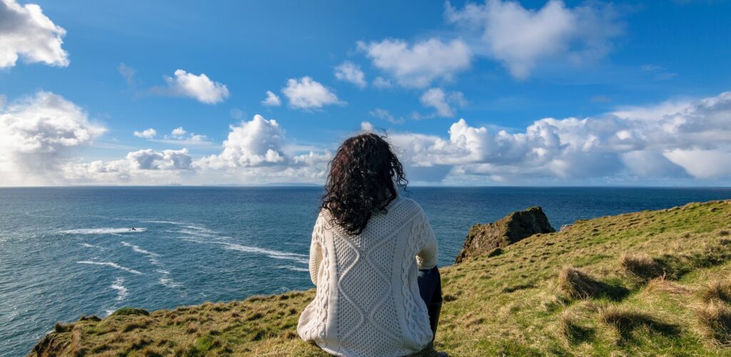 Femme voyageant seule en Irlande - © AlbertMi